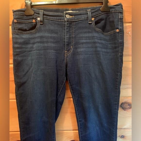 Like new Levi’s boyfriend size 32/27 women’s blue jeans. - Picture 2 of 14